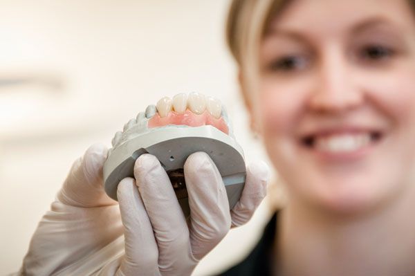 Внешне зубные протезы ничем не отличаются от настоящих зубов